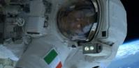 6124196-fuite-d-eau-dans-le-casque-d-un-astronaute-au-cours-d-une-mission.jpg